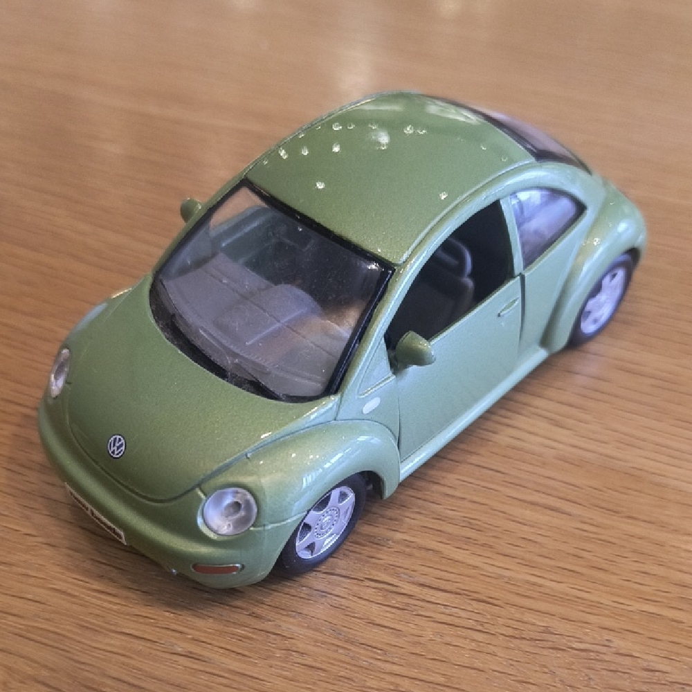 Maisto Green VW New Beetle Toy Car 1:37